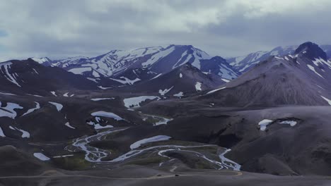 Isländische-Berge,-Die-Teilweise-Mit-Schnee-Bedeckt-Sind,-Im-Naturschutzgebiet-Fjallabak-In-Landmannalaugar,-Island