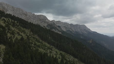 Coole-Luftaufnahme-über-Den-Wald-Und-Neben-Der-Klippe-Der-Cadi-Bergkette-In-La-Cerdanya,-Catalunya