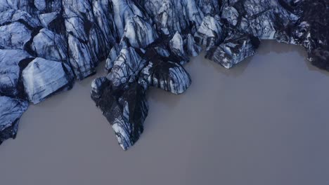 Überfliegen-Sie-Die-Wunderschönen-Eisberge-Am-Ausgang-Des-Solheimajokull-Gletschers-Mit-Den-Isländischen-Bergen-Dahinter-In-Südisland