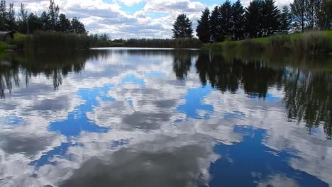Blaues-Seewasser-Einfachheit-Spiegelreflexion-Heller-Malerischer-Bewölkter-Himmel