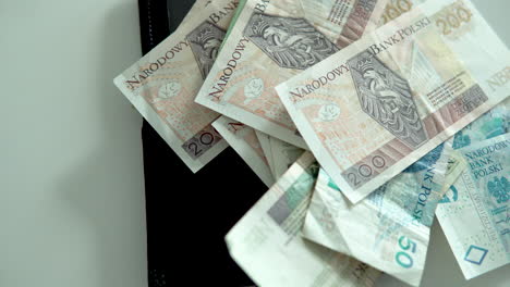Enthüllt-Zerknitterte-Polnische-Zloty-Geldscheine-Auf-Einer-Schwarzen-Ledergeldbörse