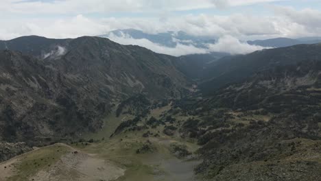 Vista-Aérea-De-Las-Montañas-Desde-La-Cima-Del-Pico-De-La-Montaña-En-La-Cerdanya