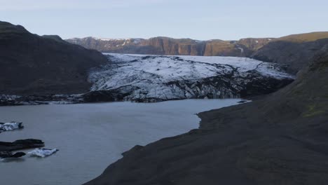 Magnífica-Vista-Del-Famoso-Glaciar-Solheimajokull-En-Islandia-En-Una-Tarde-De-Verano---Disparo-De-Drones-Hacia-Adelante