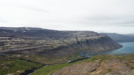 Panorámica-Lenta-Del-Magnífico-Cañón-En-La-Región-De-Los-Fiordos-Del-Oeste-De-Islandia
