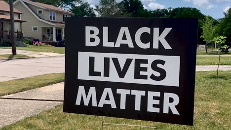 Black-Lives-Matter-Cartel-En-El-Patio-Delantero-De-Una-Casa-Suburbana-De-La-Ciudad