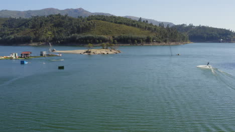 Wasserski-Auf-Dem-Ruhigen-Seewasser-Im-Teleski-wasserpark-In-Vieira-Do-Minho,-Portugal-An-Einem-Sommertag---Luftdrohne