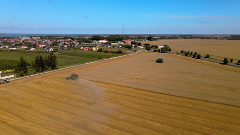 Combine-harvester-harvesting-ripe-wheat-field