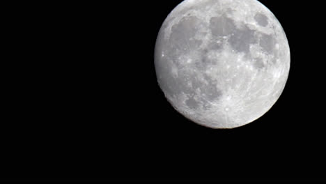 Time-Lapse-Of-Illuminated-Full-Moon-Rising-Quickly-In-The-Night-Sky