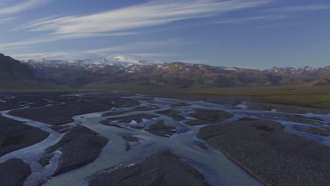 Vista-Panorámica-Del-Canal-De-Agua-Trenzado-Que-Fluye-En-El-Kudafljot-Con-Vistas-A-La-Capa-De-Hielo-Myrdalsjokull-En-El-Sur-De-Islandia