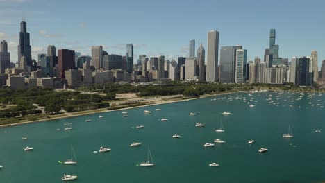 Boote-Im-Hafen-Von-Chicago-Mit-Skyline-Im-Hintergrund-An-Einem-Sommertag