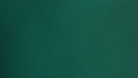 Vasta-Costa-Azul-De-Islandia,-Rastreando-Drones-Disparados-Sobre-El-Mar