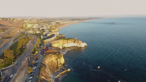 Vista-Aérea-De-Pismo-Beach-California,-En-El-Océano-Pacífico-Filmada-En-4k-De-Alta-Resolución