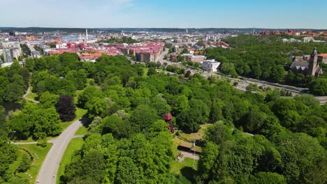 Scenic-View-Of-Swedish-Landscape-At-The-Slottskogen-Park-And-Linne-Neighbourhood-In-Central-Gothenburg,-Sweden---aerial-drone,-pullback-shot