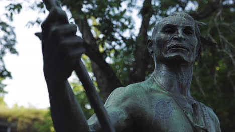 Statue-Der-Indianischen-Ureinwohner-Mit-Speer-In-Der-Hand,-Filmische-Rack-Fokus-Serie-In-Zeitlupe