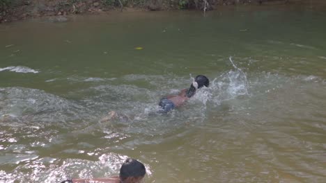 Niños-Del-Pueblo-Nadando-En-Un-Pequeño-Río