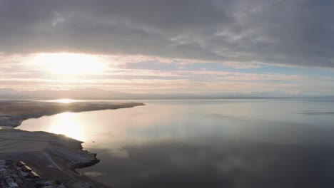 Fliegen-über-Island-Westfjord-Landschaft-Stadt-Bei-Sonnenuntergang,-Malerische-Luftaufnahme-Des-Arktischen-Ozeans,-Surreale-Wolkenlandschaft-Reflexion