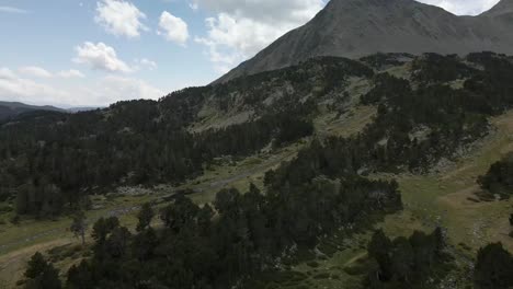 Panoramablick-Aufsteigende-Luftaufnahme-Eines-Großen-Sees-Und-Seiner-Umgebung