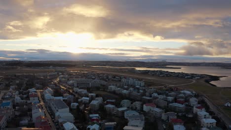 Puesta-De-Sol-Sobre-La-Ciudad-De-Reykjavik,-Islandia