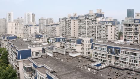 Torres-Residenciales-Del-Centro-De-La-Ciudad-En-La-Ciudad-De-Shanghai,-Panorámica-Aérea