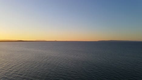 Bei-Sonnenuntergang-über-Die-Wunderschönen-Wellen-Der-Sunshine-Coast-Fliegen-–-Noosa-Nationalpark-QLD-Australien