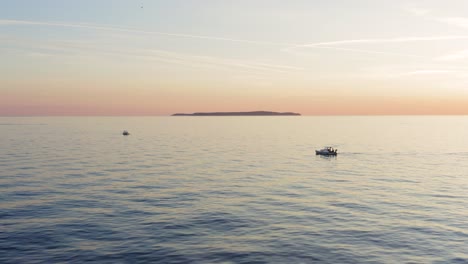 Luftaufnahme-Kleiner-Boote-Im-Mittelmeer-Während-Eines-Wunderschönen-Roten-Sonnenuntergangs
