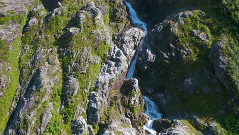 Toma-De-Drones-De-Hermosas-Cascadas-En-Noruega-Fotografía-Aérea-Del-Paisaje-Natural