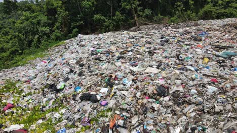 Luftaufnahme-Einer-Mülldeponie-Auf-Einer-Tropischen-Insel