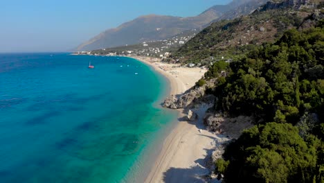 Playas-Paradisíacas-Escondidas-Por-Acantilados-En-La-Hermosa-Costa-Del-Sur-De-Albania-Frente-Al-Mar-Azul-Turquesa