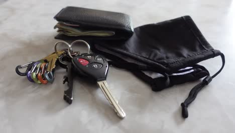Schwarze-Maske,-Schlüssel-Und-Brieftasche-Auf-Marmortheke,-Keine-Personen