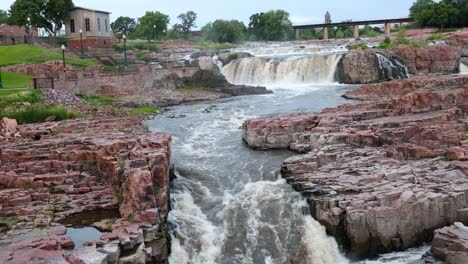 Looping---Early-morning-at-the-waterfalls-in-on-Big-Sioux-River,-a-major-tourist-attraction-in-Sioux-Falls-SD---early-morning