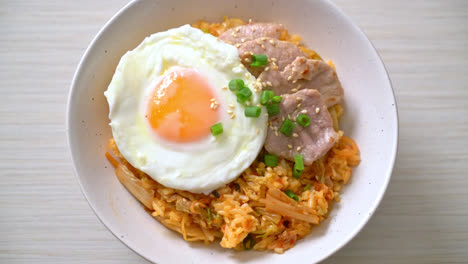 Gebratener-Kimchi-Reis-Mit-Spiegelei-Und-Schweinefleisch---Koreanischer-Essensstil