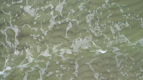Luftaufnahme:-Draufsicht-Auf-Die-Flache-Meeresküste-Mit-Brechenden-Wellen-Mit-50-Fps