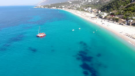 Wunderschöne-Küste-Der-Albanischen-Riviera-In-Dhermi-Mit-Strand,-Der-Von-Azurblauem-Meerwasser-Umspült-Wird