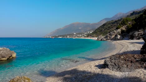 Klippen-Und-Versteckter-Strand-An-Der-Wunderschönen-Mittelmeerküste,-Die-Von-Kristallklarem-Azurblauem-Meerwasser-Umspült-Wird