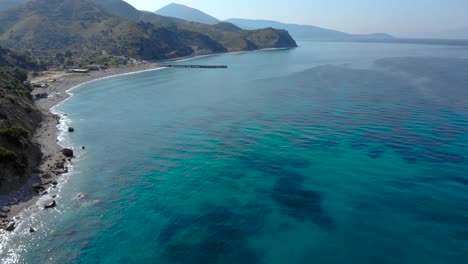 Colorido-Paisaje-Marino-Con-Agua-De-Mar-Azul-En-Una-Playa-Remota-Rodeada-De-Verdes-Colinas-En-El-Mediterráneo