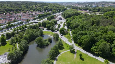 Beautiful-Landscape-Filled-With-Green-Trees-In-Slottskogen-Park-In-Göteborg,-Sweden---aerial-drone