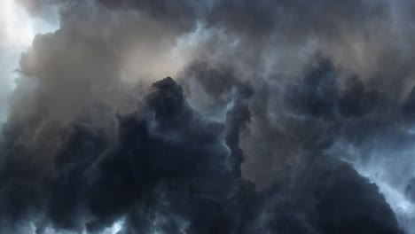 Nubes-Oscuras-Y-Una-Tormenta-Dentro