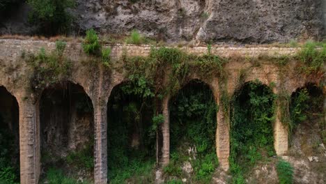 Luftdrohnenansicht-Der-Historischen-Brücke-In-Den-Libanesischen-Bergen,-Vorwärts,-Tag
