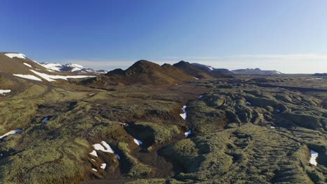 Paisaje-Diurno-De-Cráteres-Volcánicos-Con-Campo-De-Lava-Cubierto-De-Musgo-En-Islandia