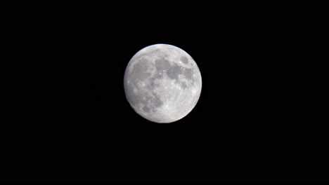 Luna-Llena-Aislada-Brillando-En-El-Cielo-Nocturno,-Fase-Lunar-Astronómica