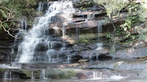 Piedras-En-Somersby-Falls-Cerca-De-Sydney-Australia-En-El-Parque-Nacional-De-Agua-De-Brisbane,-Tiro-Ancho-Bloqueado