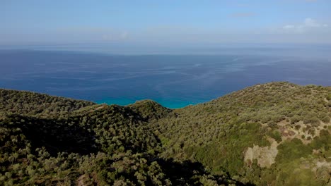 Meereshorizont-Mit-Blauen-Azurblauen-Farben-Und-Grünen-Hügeln-Mit-Olivenbäumen-An-Der-Albanischen-Küste