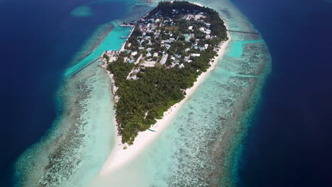 Große-Drohnenaufnahme-Der-Insel-Oomadoo-Auf-Den-Malediven