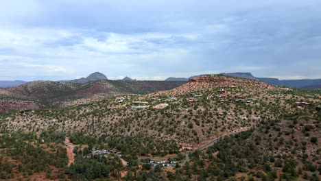 Aufsteigende-Luftaufnahme-über-Die-Landschaft-Von-Sedona-In-Arizona