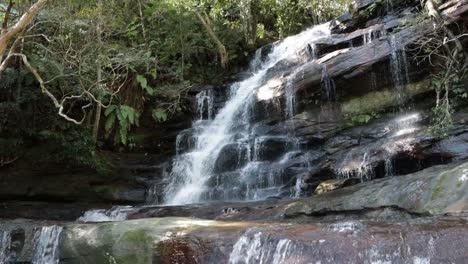 Somersby-Falls-In-Der-Nähe-Von-Sydney,-Australien,-Im-Brisbane-Water-National-Park,-Von-Der-Seite-Gesehen,-Gesperrter-Schuss
