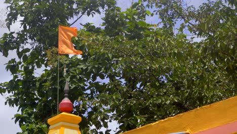 Hindu-Flagge-Am-Tempel-Om-Orange-Maharashtra-Indien-Marathi