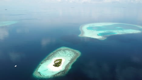 Wide-drone-shot-of-small-islands-in-the-Maldives