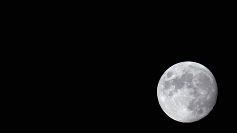 Luna-Llena-Brillante-Que-Se-Eleva-En-El-Cielo-Nocturno-Durante-El-Crepúsculo-Astronómico
