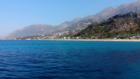 Agua-De-Mar-Azul-Celeste-Que-Rodea-La-Hermosa-Costa-Con-Verdes-Colinas-Y-Montañas-En-El-Sur-De-Albania