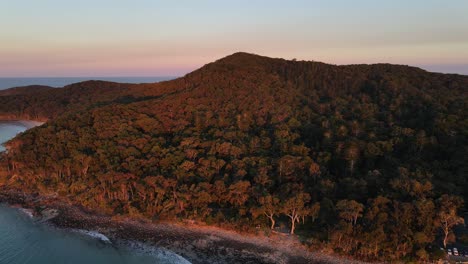 Sonnenuntergang-über-Dem-üppigen-Wald-Des-Noosa-nationalparks---Sunshine-Coast-Qld-Australien